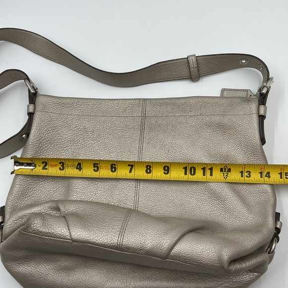 Coach shoulder/converts to cross body bag, silver pebbled leather hobo style - Picture 9 of 10